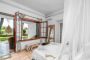 Habitación planta baja (casa principal) con salida a jardines 